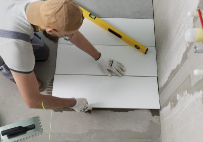 Carrelage bancal : l’assureur du professionnel remet d’aplomb